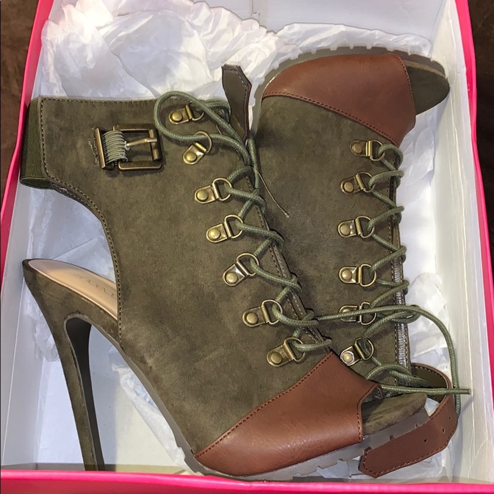 W Size 8 Olive/brown  bootie
